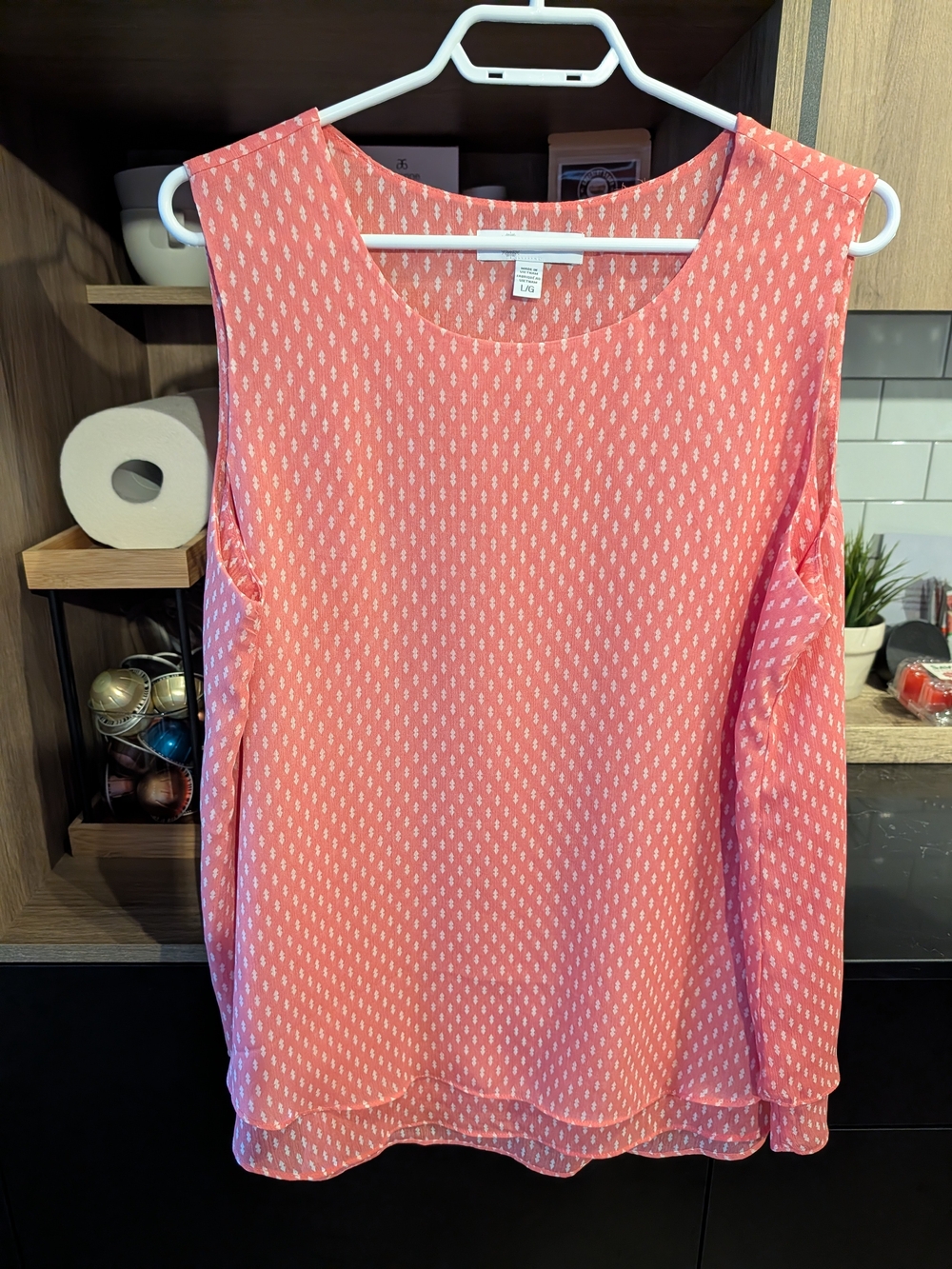 Lightweight Coral Sleeveless Camisole with Subtle Micro Print